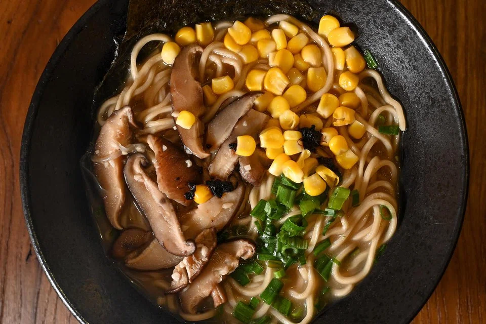 ‘Jamur Miso Ramen’ ($12.90) ialah hidangan ramen miso dengan cendawan, kaya dengan rasa umami – savouri seperti stok atau daging. 