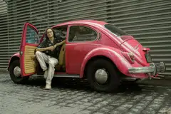 CINTA PANDANG PERTAMA: Encik Nadhir Zainal mula jatuh hati dengan kereta klasik Volkswagen Beetle sewaktu menjalani Perkhidmatan Negara dan telah mendapatkan kereta tersebut sebelum memperolehi lesen memandunya. 
