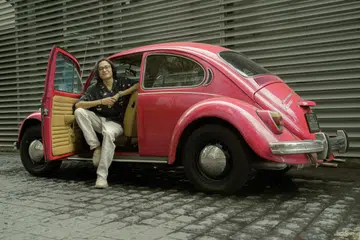 CINTA PANDANG PERTAMA: Encik Nadhir Zainal mula jatuh hati dengan kereta klasik Volkswagen Beetle sewaktu menjalani Perkhidmatan Negara dan telah mendapatkan kereta tersebut sebelum memperolehi lesen memandunya. 