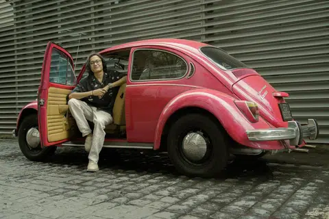 CINTA PANDANG PERTAMA: Encik Nadhir Zainal mula jatuh hati dengan kereta klasik Volkswagen Beetle sewaktu menjalani Perkhidmatan Negara dan telah mendapatkan kereta tersebut sebelum memperolehi lesen memandunya. 