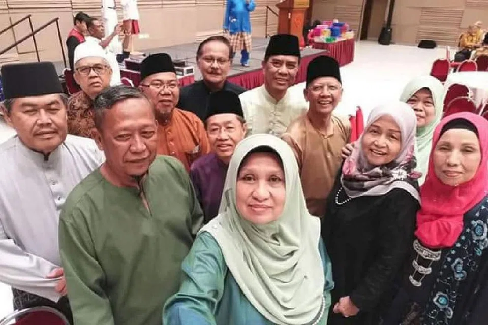 PERKUKUH PERSAHABATAN: Alumni Sekolah Menengah Sang Nila Utama (SNU) berpeluang mengeratkan persahabatan yang dijalin sejak di bangku sekolah. Alumni SNU (gambar atas) yang hadir di majlis perjumpaan Hari Raya di The Grassroots Club baru-baru ini tidak melepaskan peluang bergambar beramai-ramai. - Foto ihsan JAWATANKUASA PENGANJUR SNU2018