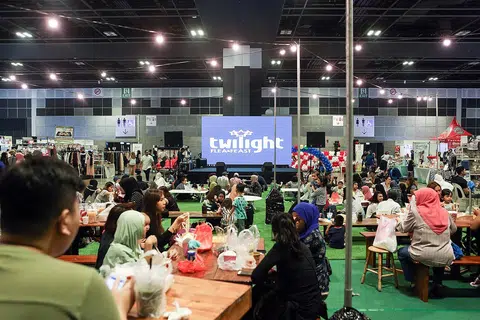 ‘Twilight: Flea & Fest’ menawarkan pengalaman tiga hari penuh dengan juadah, barangan fesyen dan kraftangan serta persembahan muzik secara langsung di Pusat Konvensyen dan Pameran Suntec Singapura.