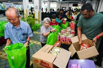 Anggota Kumpulan Keharmonian Kaum dan Agama turun padang untuk membantu menyediakan habuan mengandungi barang dapur di Masjid Al-Khair untuk diagihkan kepada golongan memerlukan pada 22 Februari.