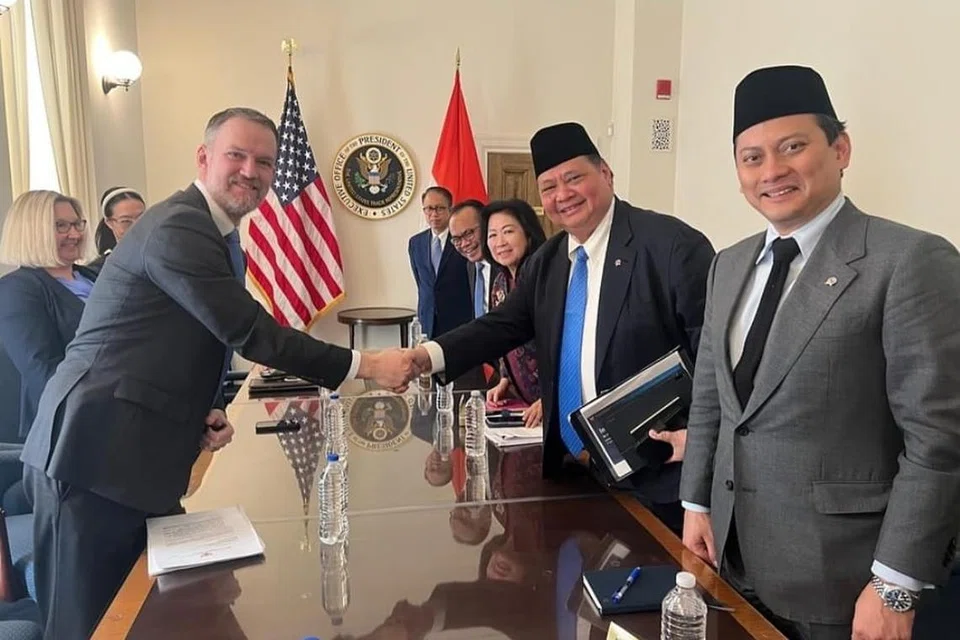 Delegasi Indonesia yang diketuai Menteri Kanan Ekonomi, Encik Airlangga Hartarto (kanan), bersalam dengan Wakil Perdagangan Amerika, Encik Jamieson Greer, bagi membincangkan rundingan tarif dengan Amerika Syarikat.