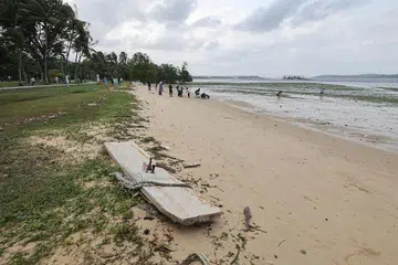 Seorang kanak-kanak berusia 10 tahun menjumpai janin di bawah papak konkrit. FOTO: LIANHE ZAOBAO