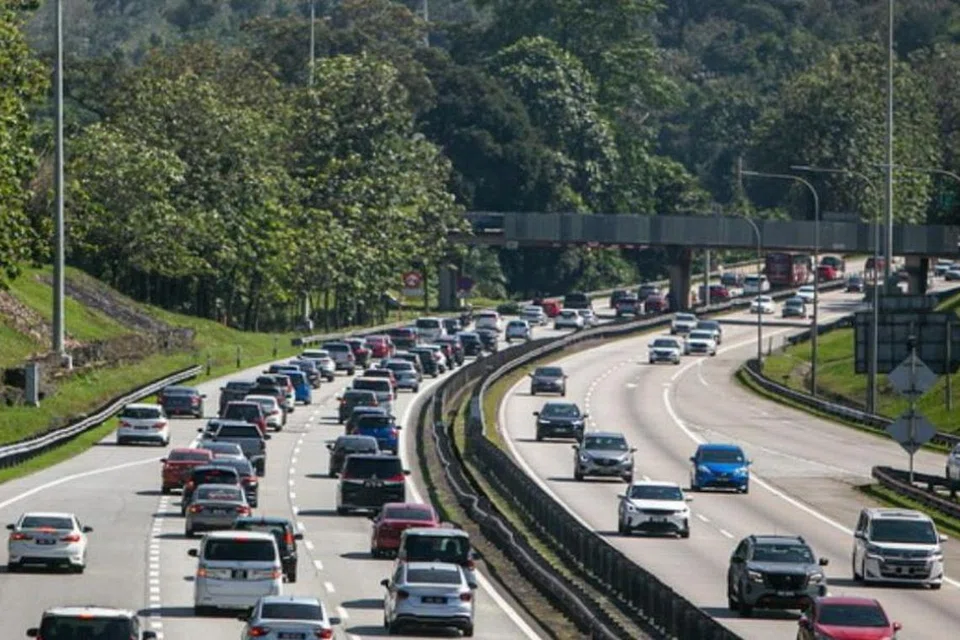 Kesesakan jalan dan lebuh raya di Malaysia bukan perkara asing buat warga Malaysia terutama pada musim perayaan seperti Hari Raya Aidilfitri.