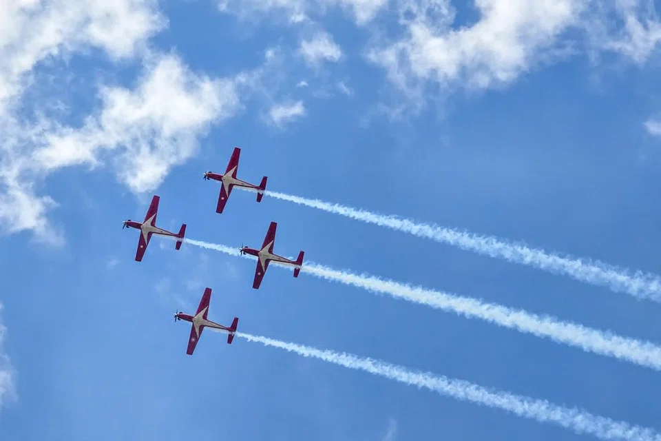 Pasukan ‘Jupiter Aerobatic’ Tentera Udara Indonesia melakukan pertunjukan penerbangan di Pertunjukan Udara Antarabangsa Bali (BIA) 2024.