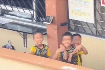 Warganet tersentuh melihat video TikTok menunjukkan tiga beradik yang tidak tahu bapanya baru meninggal dunia.