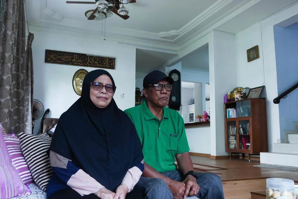 RUMAH PERLU DIPERBAIKI: Suami isteri, Encik Saini Salleh dan Cik Kamisah Kassim membelanjakan sekitar $35,000, atau lebih RM100,000, untuk memperbaiki semula rumah mereka di Johor Bahru yang mengalami kerosakan besar akibat serangan anai-anai selepas rumah itu terbengkalai selama lebih dua tahun dek tidak dapat dikunjungi akibat Covid-19.