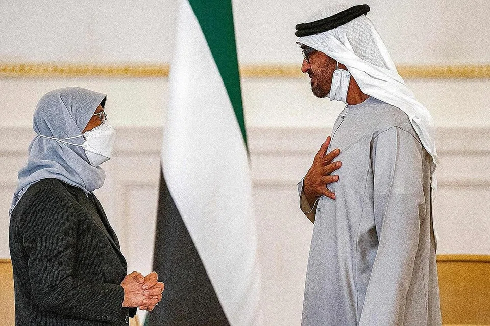 BERKONGSI KEDUKAAN: Presiden Halimah Yacob bertemu Presiden UAE, Sheikh Mohamed Bin Zayed Al Nahyan, yang juga Raja Abu Dhabi, untuk menyampaikan ucapan takziah bagi pihak Singapura atas pemergian mantan presiden Sheikh Khalifa dan mengucapkan tahniah atas pemilihan Sheikh Mohamed sebagai Presiden baru amiriah itu. - Foto AFP