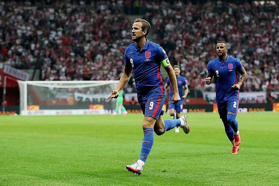 TUGAS BELUM SELESAI: Kapten England Harry Kane (kiri) meraikan golnya dalam perlawanan kelayakan Piala Dunia menentang Poland di Warsaw kelmarin. - Foto REUTERS