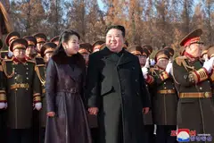 Gambar yang dirakam pada 8 Februari 2024 dan dikeluarkan oleh agensi berita rasmi Korea Utara, Agensi Berita Pusat Korea (KCNA), pada 9 Februari menunjukkan pemimpin Korea Utara, Kim Jong Un (tengah), bersama anak perempuannya (kiri) melawat Kementerian Pertahanan Nasional di Pyongyang sempena ulang tahun ke-76 penubuhan Tentera Rakyat Korea.
Menurut seorang ahli Parlimen Korea Selatan yang memetik taklimat daripada agensi perisikan utama Seoul, Kim Jong Un dipercayai telah mengukuhkan kedudukan anak perempuannya sebagai pewaris menjelang persidangan penting parti pemerintah yang akan datang.