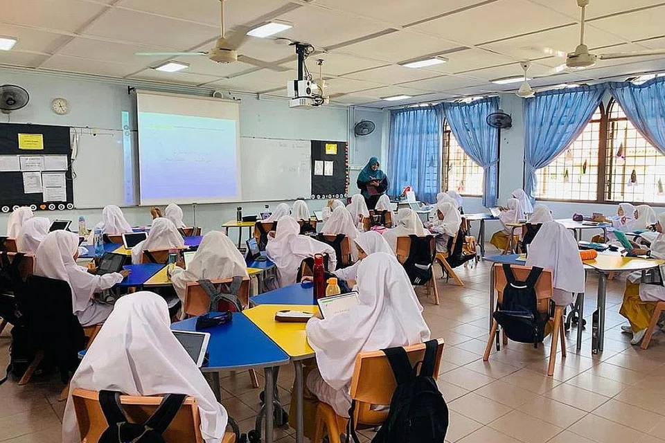 MENDAKAP TEKNOLOGI: Madrasah Alsagoff Al-Arabiah telah diiktiraf sebagai sekolah inovatif yang menggunakan teknologi dalam pengajaran dan pembelajarannya. - Foto MADRASAH ALSAGOFF Al-ARABIAH