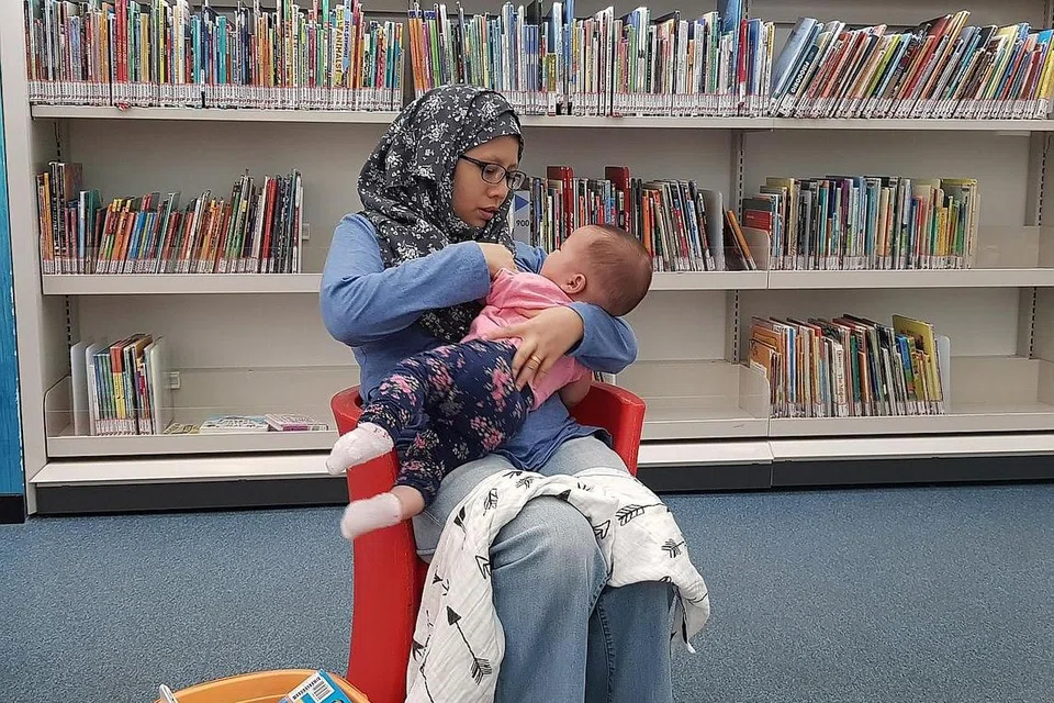 TETAP LAKSANA TANGGUNGJAWAB: Seorang ibu, Cik Far'ain Jaafar, sedang bersedia melekapkan bayinya untuk menyusu. Dengan tibanya Ramadan, ramai kaum ibu mungkin berasa risau tentang kesediaan mereka berpuasa semasa masih menyusu bayi. - Foto ihsan FAR'AIN JAAFAR