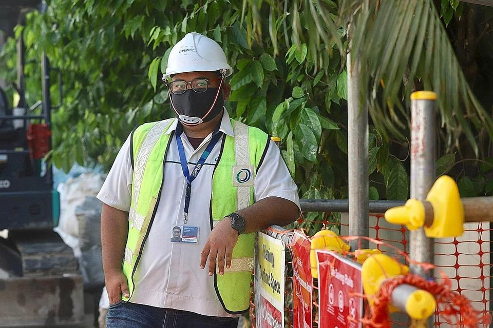 TUGAS JALAN TERUS: Sebagai kakitangan agensi air negara PUB yang dianggap sektor penting, Encik Khairul Effendi (atas) dan Encik Zulhilmi menyumbang peranan memastikan setiap isi rumah di Singapura mempunyai bekalan air yang bersih yang boleh digunakan terutama dalam menjaga kebersihan tatkala penularan Covid-19. - Foto BM oleh Marcellin Lopez