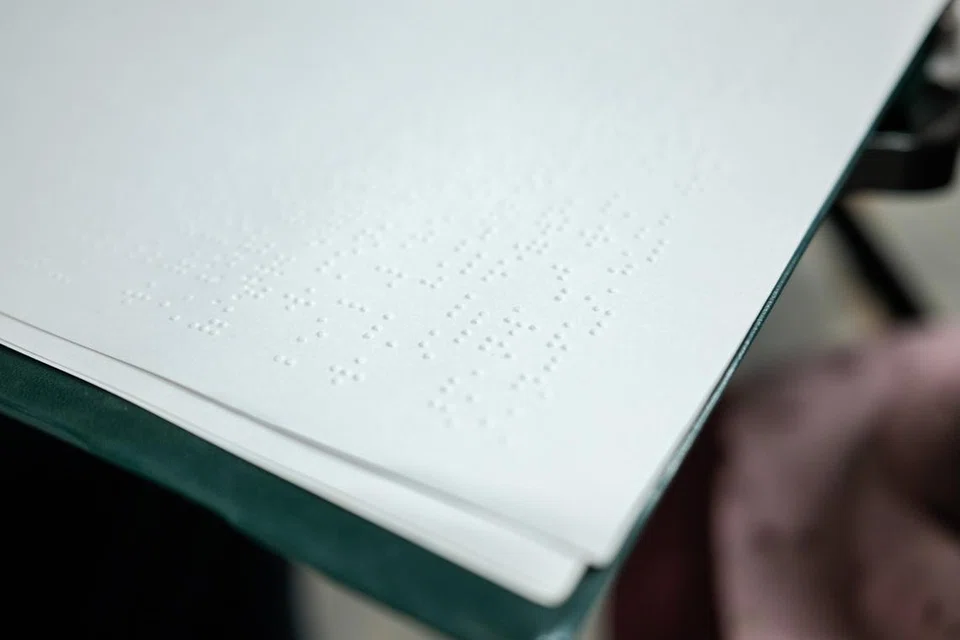 Halaman Al-Quran Braille merupakan kertas putih polos dan tidak mempunyai huruf yang dapat dilihat mata, hanya tanda braille yang dirasai melalui sentuhan jari.