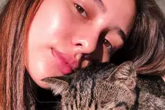 Pelakon Anna Jobling memang dikenali sebagai pencinta kucing dan akan menghasilkan baju kucing menjelang Aidilfitri ini. Gambar menunjukkan beliau dan kucingnya. 