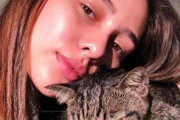 Pelakon Anna Jobling memang dikenali sebagai pencinta kucing dan akan menghasilkan baju kucing menjelang Aidilfitri ini. Gambar menunjukkan beliau dan kucingnya. 