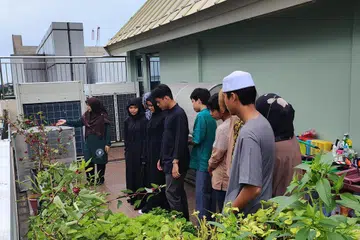Pelajar Nur Adriana Muhammad Sa’at (dua dari kiri), bersama rakan sekelasnya yang menghadiri program Sijil Pengajian Islam Remaja (SPIR), mendapat bimbingan daripada Ustazah Khadijah Ramli (kiri) ketika mengikuti jejak pembelajaran, atau ‘learning journey’, ke Pergas Green Space.