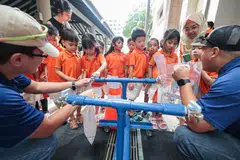 Murid prasekolah My First Skool di Taman Jurong mengambil giliran untuk mengisi beg air daripada paip semasa simulasi gangguan bekalan kepada makanan dan air pada 26 Februari. Paip itu sebahagian daripada van agensi air negara PUB yang mempunyai tangki air untuk membekalkan air sementara.