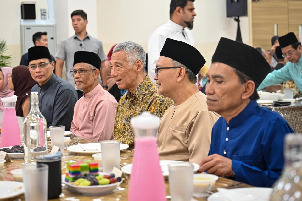 (Dari kiri) Ketua Eksekutif Majlis Ugama Islam Singapura (Muis), Encik Kadir Maideen; Menteri Bertanggungjawab bagi Ehwal Masyarakat Islam, Encik Masagos Zulkifli Masagos Mohamad; Perdana Menteri Encik Lee Hsien Loong; Pengerusi Eksekutif Kanan Masjid Al-Amin, Encik Khalid Shukur Bakri; dan Presiden Muis, Encik Saat A. Rahman sertai para jemaah dalam majlis iftar.