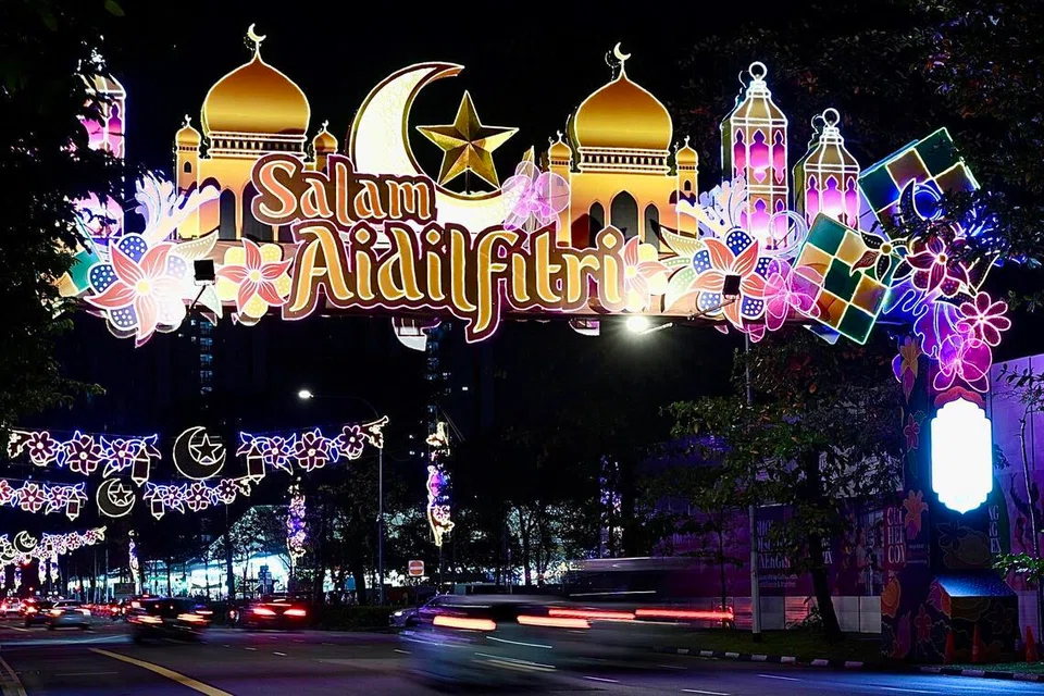 HIASAN PERAYAAN: Lampu Hari Raya di sekitar kawasan Geylang Serai telah dinyalakan pada malam 14 Februari dalam acara perasmian yang dihadiri sekitar 1,000 orang.