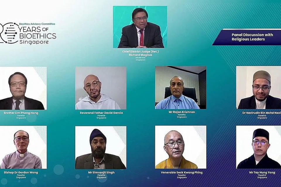 SIDANG ANJURAN JAWATANKUASA PENASIHAT BIOETIKA SINGAPURA: Sewaktu berkongsi pandangannya di seminar Covid-19, mantan Mufti Bosnia Herzegovina melahirkan rasa bangga terhadap masyarakat Islam Singapura. Menurutnya, keadaan di Singapura adalah contoh yang baik bagaimana masyarakat Islam dapat menghayati nilai agama tatkala hidup di dalam suasana sekular serta menjalin persefahaman dengan masyarakat lain. - Foto MUIS