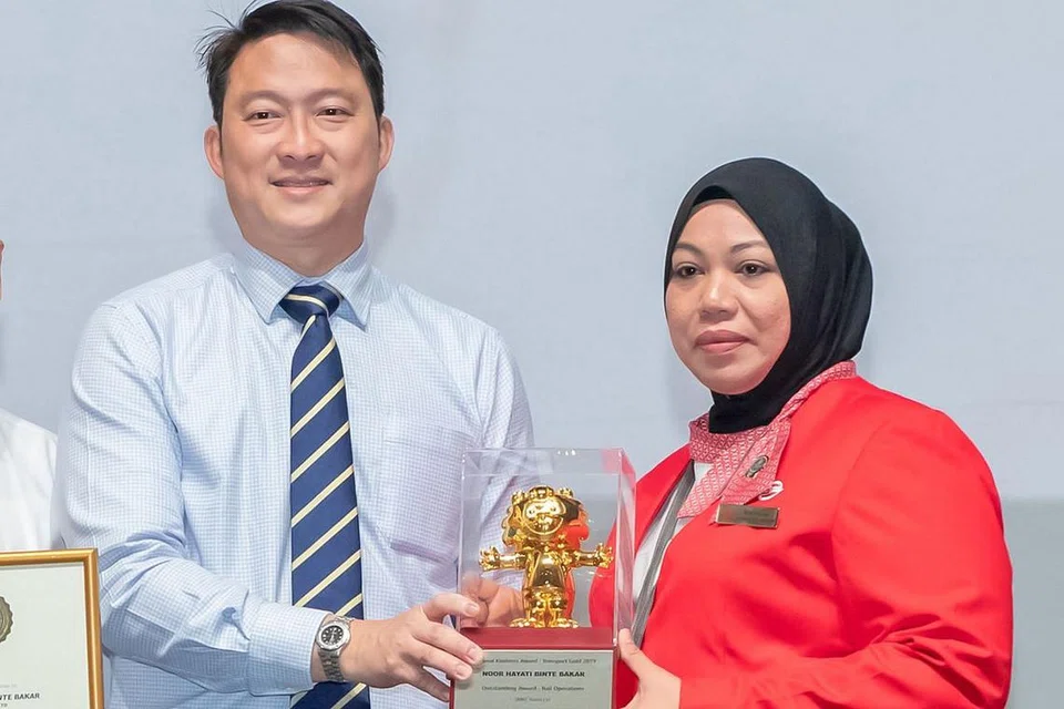 Dalam kesesakan gerabak kereta api, bermacam kerenah terpaksa dihadapi Cik Noor Hayati (gambar atas, kanan) setiap hari. Ada yang termuntah. 