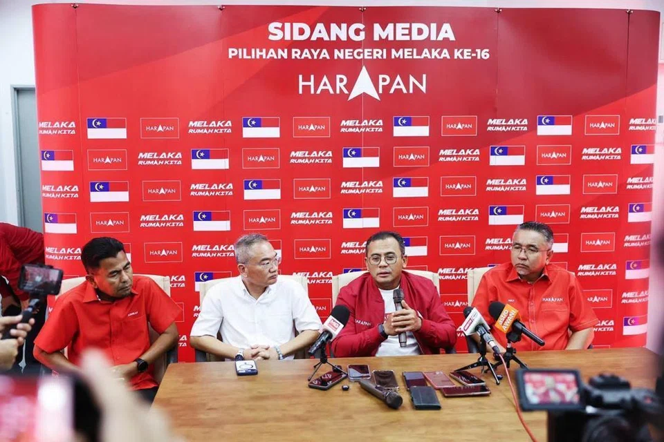 Pengarah Pilihan Raya PH, Datuk Seri Amirudin Shari  (dua dari kanan) pada sidang media selepas majlis perasmian Bilik Gerakan Utama PH Melaka. Turut bersama Pengerusi PH Melaka, Encik Adly Zahari (kanan), Pengerusi Parti Tindakan Demokratik (DAP) Melaka, Encik Khoo Poay Tiong (dua dari kiri) dan Pengerusi Parti Amanah Negara (Amanah) Melaka, Datuk Ashraf Mukhlis Minghat (kiri).