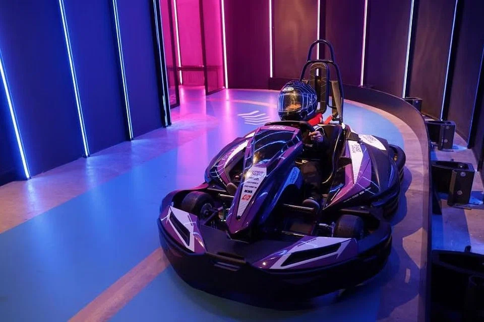 Peminat lumba kereta boleh menyertai, Cabaran Karting, pada 3 dan 4 Ogos di HyperDrive, sebuah  litar permainan go-kart elektrik dalam bangunan di The Pahlawan @ Sentosa.