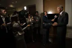 Perdana Menteri Lee Hsien Loong bercakap kepada media Singapura selepas sidang puncak Apec di Lima, Peru. 