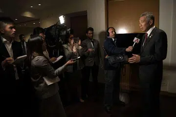Perdana Menteri Lee Hsien Loong bercakap kepada media Singapura selepas sidang puncak Apec di Lima, Peru. 