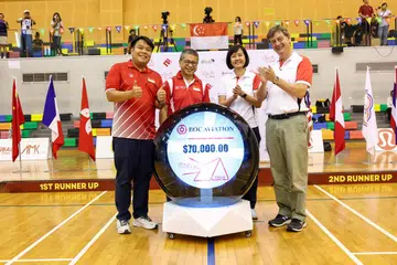 PAMER SOKONGAN: (dari kiri) Presiden TBAS, Encik Delane Lim dan Menteri Kebudayaan, Masyarakat dan Belia (MCCY), Encik Edwin Tong, bersama Ketua Pegawai Tenaga Kerja, BOC Aviation, Cik Angela Ng dan Ketua Pegawai Risiko, BOC Aviation, Encik Stephen Barnes di majlis penyampaian tajaan BOC kepada TBAS. 