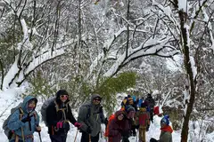 TETAP BERSEMANGAT: Meskipun usaha mereka mendaki hingga ke puncak Kem Pangkalan Annapurna (ABC) di Nepal terhambat dek salji tebal, lebih 50 peserta Climbathon Dana Amanah Pendidikan (ETF) Yayasan Mendaki ini tetap bersemangat.