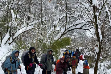 TETAP BERSEMANGAT: Meskipun usaha mereka mendaki hingga ke puncak Kem Pangkalan Annapurna (ABC) di Nepal terhambat dek salji tebal, lebih 50 peserta Climbathon Dana Amanah Pendidikan (ETF) Yayasan Mendaki ini tetap bersemangat.