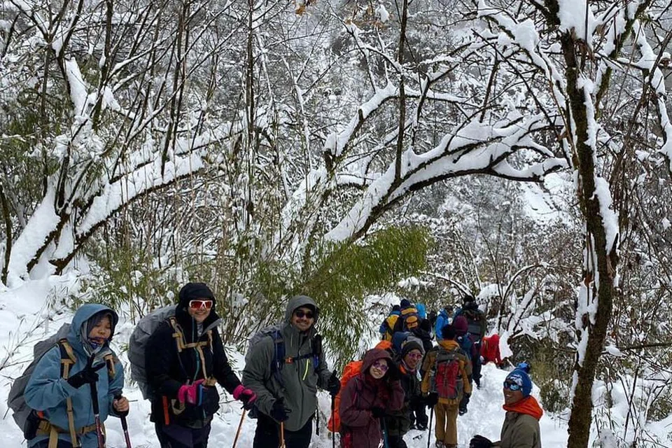 TETAP BERSEMANGAT: Meskipun usaha mereka mendaki hingga ke puncak Kem Pangkalan Annapurna (ABC) di Nepal terhambat dek salji tebal, lebih 50 peserta Climbathon Dana Amanah Pendidikan (ETF) Yayasan Mendaki ini tetap bersemangat.