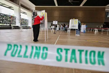 BUAT PERSIAPAN: Pegawai pilihan raya membuat persiapan bagi pusat mengundi di Wisma Geylang Serai pada 31 Ogos 2023.