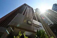 Penguasa Kewangan Singapura (MAS) melonggarkan dasar kewangan kerana ia menurunkan jangkaan inflasi teras 2025 kepada 1 peratus hingga 2 peratus. 