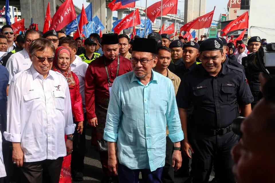 BERI SOKONGAN: Datuk Seri Anwar Ibrahim (depan, tengah) diiringi Pengerusi Gabungan Parti Sarawak (GPS), Tan Sri Abang Johari Tun Openg (kiri), semasa ke Pusat Penamaan Calon Pilihan Raya Negeri di Dewan Dato’ Ahmad Razali, Ampang. 