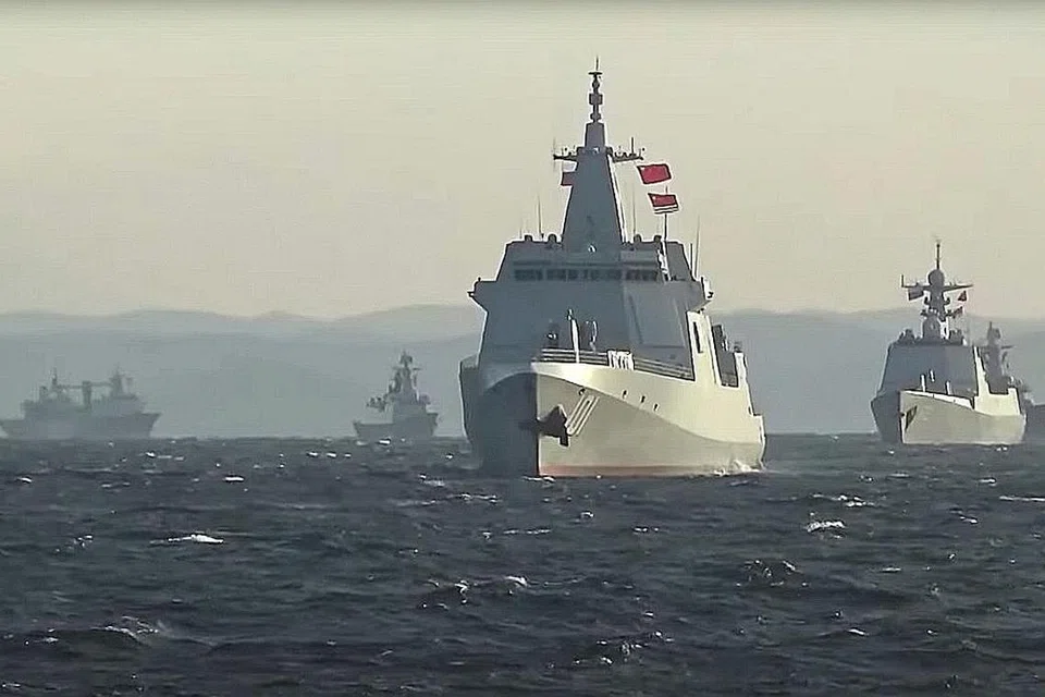 KUASA EKONOMI DAN KETENTERAAN: Sekumpulan kapal tentera laut China dan Russia semasa satu latihan ketenteraan bersama di Laut Jepun dan Pelabuhan Yantian di Shenzhen, di wilayah Guangdong. Tinjauan itu mendapati dalam kalangan mereka yang tidak mempercayai China, 41.4 peratus berpendapat kuasa ekonomi dan ketenteraan China boleh digunakan untuk mengancam kepentingan dan kedaulatan negara mereka.