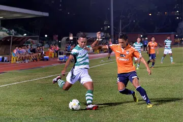 Sahil Suhaimi (kiri) gagal menemui sasaran di Stadium Bedok.