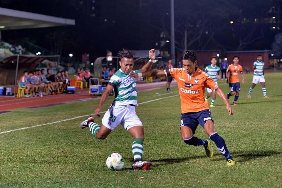 Sahil Suhaimi (kiri) gagal menemui sasaran di Stadium Bedok.
