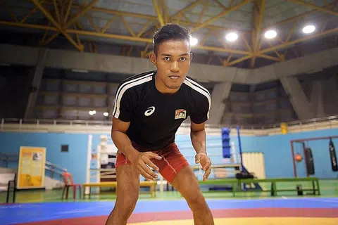 ALIH ARAH: Encik Eddy pada awalnya berlatih sukan Muay Thai, tetapi beralih kepada sukan gusti selepas gim latihannya tutup. Beliau kini antara segelintir penggusti Melayu yang telah mengharumkan nama Singapura di persada gusti. - Foto BM oleh ALPHONSUS CHERN