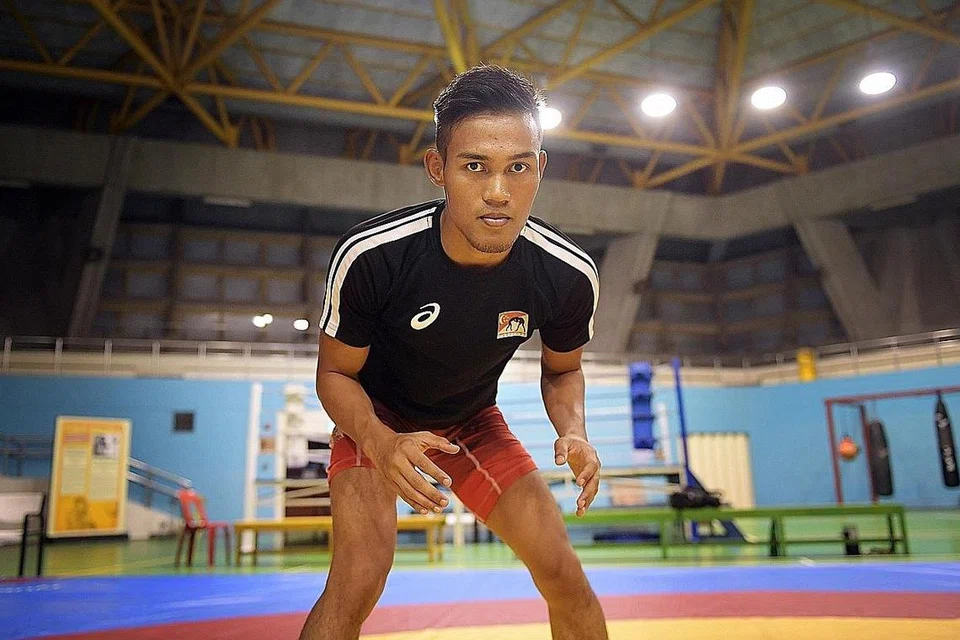 ALIH ARAH: Encik Eddy pada awalnya berlatih sukan Muay Thai, tetapi beralih kepada sukan gusti selepas gim latihannya tutup. Beliau kini antara segelintir penggusti Melayu yang telah mengharumkan nama Singapura di persada gusti. - Foto BM oleh ALPHONSUS CHERN