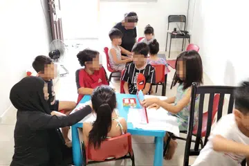 Kanak-kanak di flat sewa di Ang Mo Kio yang bakal melangkah ke sekolah rendah mengikuti kelas persiapan Darjah 1 yang diadakan secara percuma oleh relawan, Cik Cheryl Kaur, yang juga guru Tadika 2 di rumah salah seorang penduduk. 