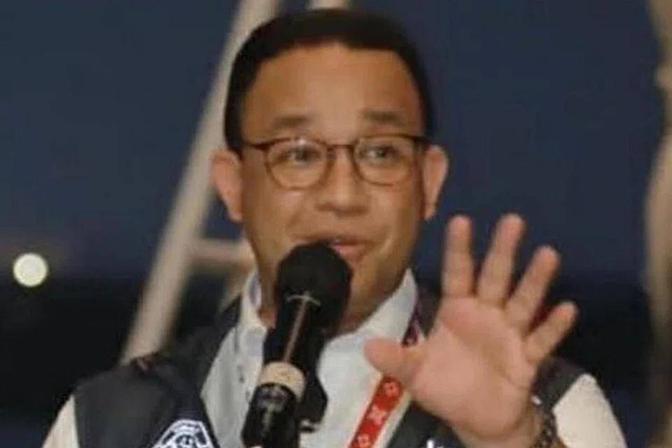 MUNGKIN DIKETEPIKAN: Encik Ganjar Pranowo dan Encik Anies Baswedan (gambar atas) agak popular dalam kalangan pengundi Indonesia, namun tidak terangkum dalam pemimpin tertinggi parti politik di negara itu. - Foto-foto PEJABAT GABENOR JAWA TENGAH, FACEBOOK ANIES BASWEDAN