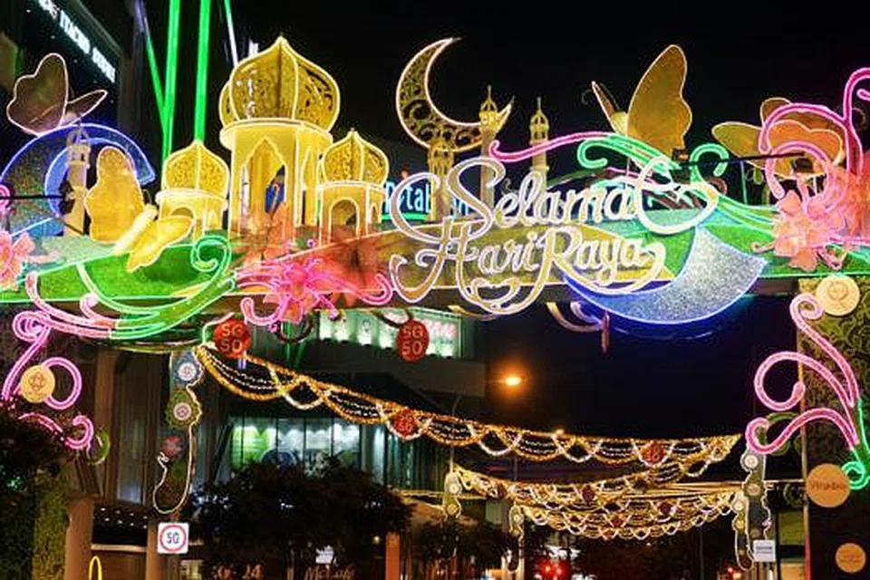 BERMANDIKAN CAHAYA: Kawasan Tampines Central juga berseri diterangi hiasan dan cahaya berwarna-warni bagi menyambut dan menyemarakkan lagi suasana Ramadan.