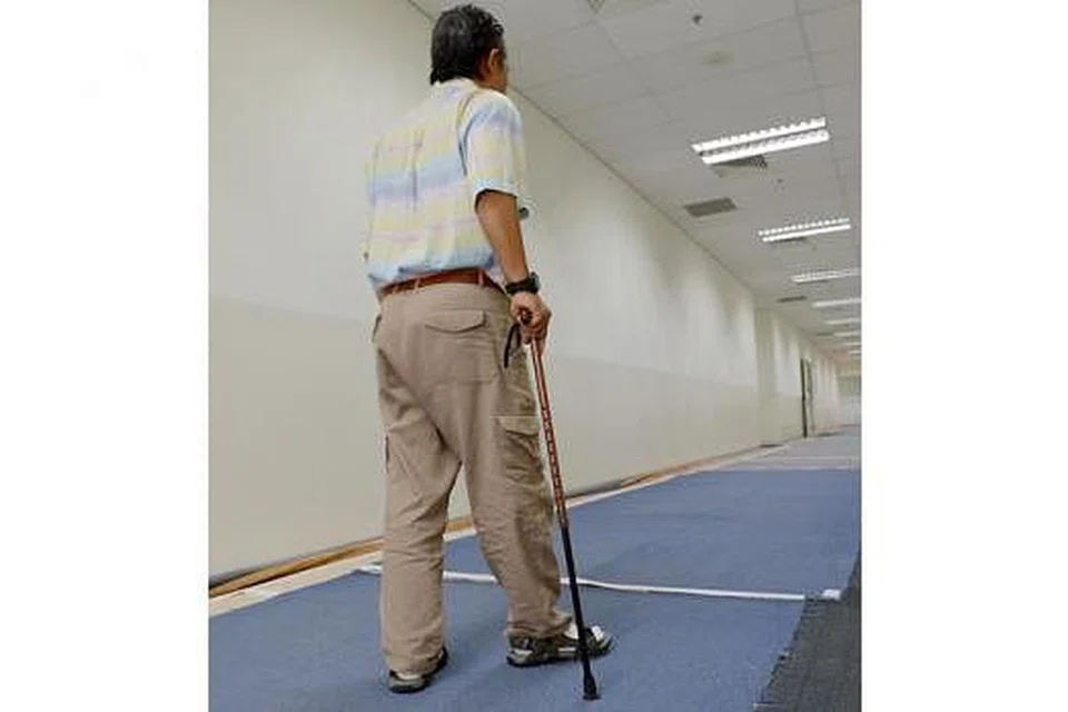 JEJAS MUTU HIDUP: Rasa bisa di dua jari kaki kanan bertambah semasa Encik Remy (bukan nama sebenar) berjalan jauh atau berada di dalam bilik berhawa dingin. - Foto-foto TUKIMAN WARJI