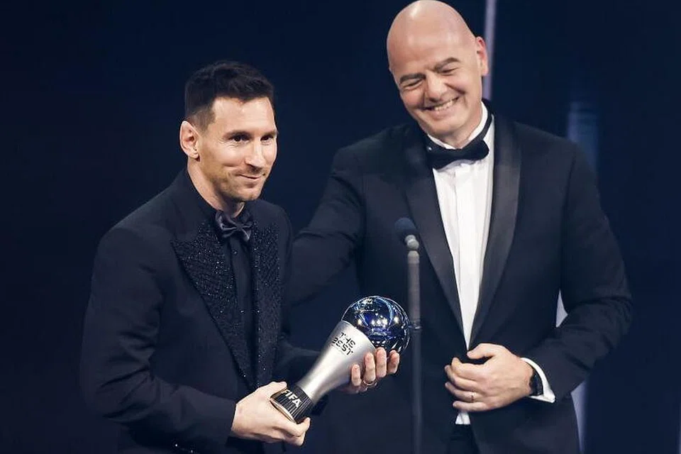 TERIMA ANUGERAH: Pemain bola sepak Argentina Lionel Messi (kiri) terima anugerah Pemain Lelaki Terbaik Fifa daripada Presiden Fifa, Gianni Infantino pada Isnin (27 Feb)