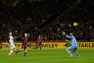 Pemain tengah Barcelona, Fermin Lopez (dua dari kiri), menjaringkan gol keempat Barca ke atas Valencia di Stadium Estadi Olímpic Lluís Companys pada 26 Januari. Beliau menamatkan perlawanan dengan menjaringkan dua gol. 